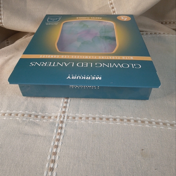 NEW Glowing LED Lanterns with Floating Flameless LED Candles 4pc PASTEL FLORALS - Picture 5 of 7